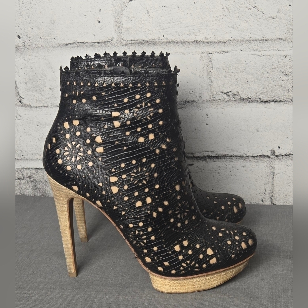 BCBGMAXAZRIA Laser Cut Platform Stiletto Booties Black Tan Size 6.5